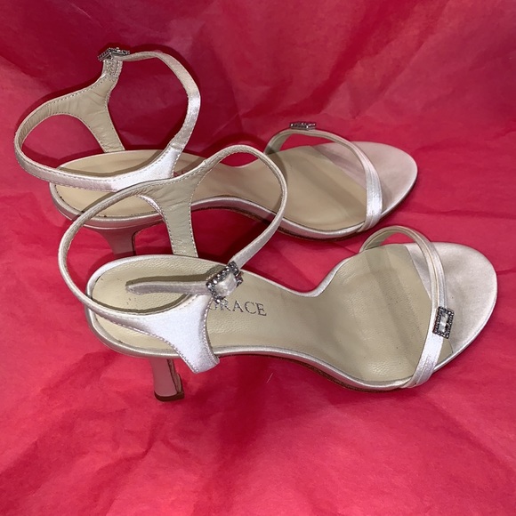 Grace “Nadia” in Candlelight silk size 6.5 B, bridal, wedding, special occasion - Picture 3 of 8